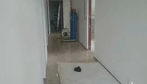 Prespával vo firme, pretože nemal kde bývať. Ráno ho našli mŕtveho