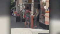 Podvodníčky na ulici strkajú do tašiek voňavky a vyťahujú peňaženky. Zachytili ich na video