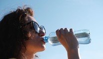 Pozor na prehriatie počas horúčav. Ohrození sú najmä seniori, deti a tehotné ženy