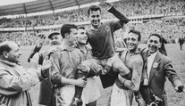 Na MS dal v požičaných kopačkách 13 gólov, za večný rekord dostal pušku. Superstar stopol až Slovák (príbeh)