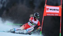 Riskantná jazda sa jej vyplatila, obrovský slalom ovládla Camille Rastová. Shiffrinová ostala mimo pódia