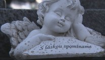 Ako sa rozprávať s deťmi o smrti? Odborníčka prezradila, či je vhodné ich zobrať na pohreb
