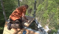 Bolo ťažké zohnať chlapov, ktorí by si s vŕtačkou trúfli postaviť sa nad 80-metrový kaňon