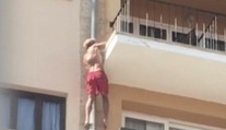 Toto radšej neskúšajte: Turista skákal do hotelového bazéna z balkóna
