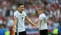 Ďalšiu asistenciu už nepridá. Mesut Özil sa rozlúčil s profesionálnou kariérou