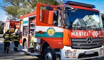 Hasičom sa konečne podarilo uhasiť požiar skládky v areáli bývalého družstva vo Vojanoch
