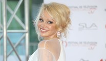 Pamela Anderson zbalila o 20 rokov mladšieho futbalistu. Priatelia sa o ňu boja