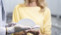 Choroba prsných implantátov. Čoraz viac obľúbené estetické operácie nie sú bez rizík