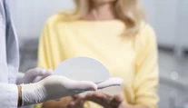Choroba prsných implantátov. Čoraz viac obľúbené estetické operácie nie sú bez rizík