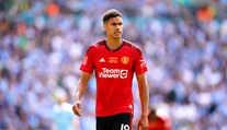 Francúzsky majster sveta zavesil kopačky na klinec. Varane odohral za nový klub len pár minút