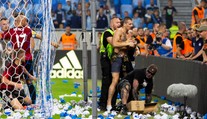 Polícia zadržala muža, ktorý vnikol na ihrisko na zápase Slovan - Trnava. Mitreu vraj nekopol