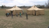 Zhoreli im unimobunky, nemajú kde bývať. Osadníkom pri Prešove postavili vojenské stany