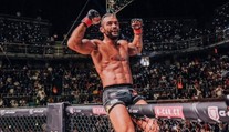 Vzal igelitku a na nočnej stavil stovku, že ráno zabije McGregora. Slovák dojedal z VIP stolov, dnes má opasok od Tysona (rozhovor)