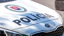 VIDEO: Policajná kontrola odhalila viacero trestných činov. Drogy, kradnuté auto aj medzinárodné pátranie