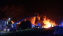 VIDEO: Veľký požiar pri Trnave. V plameňoch sa ocitla firma na recykláciu plastov