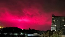 Mysleli si, že prichádza koniec sveta. Oblohu nad Anglickom osvetlila jasnoružová žiara
