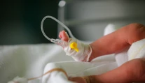 Češka rodila doma bez prítomnosti zdravotníka. Dieťa je vo vážnom stave na prístrojoch v nemocnici