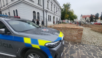 Policajti prehľadávali súdy po celom Slovensku. Na linke 112 nahlásil anonym bombový útok