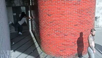 VIDEO: Liezol po stene ako krab, poradil si aj so žiletkovým drôtom. Z väzenia v USA ušiel nebezpečný vrah