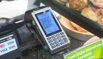Kartou, hotovosťou a už aj cez QR kód. Boli sme si vyskúšať nový spôsob platby v predajniach