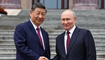 Červený koberec aj vojenská kapela. Si Ťin-pching privítal v Pekingu Vladimira Putina