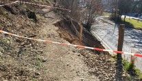 Mimoriadna situácia v Novej Bani. Zosuv pôdy ohrozuje cestu aj okolie