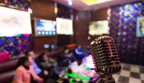 Muž na karaoke spieval tak dlho, až mu praskli pľúca