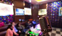 Muž na karaoke spieval tak dlho, až mu praskli pľúca