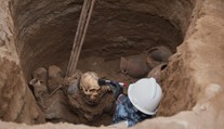 FOTO+VIDEO: Na hrobku narazili úplnou náhodou. Robotníci v Peru vykopali 1000 rokov starú múmiu