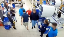 Agresívny muž vystrájal v obchode v Žarnovici. Spacifikoval ho policajt, ktorý bol v čase voľna na nákupe