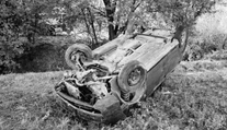 Auto skončilo na streche. Pod vozidlom našli osobu bez známok života