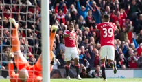 Manchester United zdolal Aston Vilu a poslal ju po 29 rokoch do nižšej súťaže