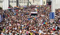 Pride v Budapešti sa začal tak, ako mal. Po chvíli však polícia dav radšej odklonila