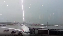 VIDEO: Lietadlo čakalo na nástup pasažierov, v tom ho zasiahol blesk