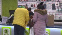 Povianočné výpredaje sú iba na internete, kuriérske služby nemajú väčšie problémy
