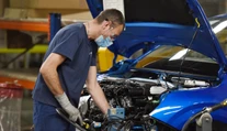 Trnavská automobilka musí opäť zastaviť výrobu, tentoraz na všetkých troch zmenách