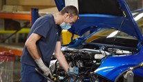 Trnavská automobilka musí opäť zastaviť výrobu, tentoraz na všetkých troch zmenách