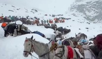 Veľká evakuácia pod Mount Everestom: Stovky turistov, ktorých uväznila búrka, sú už v bezpečí