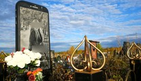 Náhrobok, aký sa len tak nevidí: iPhone s podobizňou zosnulého dievčaťa