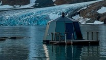 Toto je najodľahlejšie AirBNB na svete. Plávajúca chata láka tichom aj polárnou žiarou