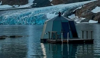 Toto je najodľahlejšie AirBNB na svete. Plávajúca chata láka tichom aj polárnou žiarou
