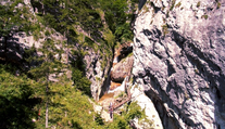 Padajúce skaly zabili v rakúskej rokline Slováka (†30)