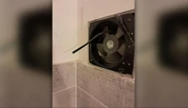 Susede namontoval do kúpeľne skrytú kameru. Obvinili policajta, ktorý tajne špehoval matku malého syna