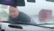 VIDEO: Žena "uniesla" exmanžela na kapote auta. Po 20 kilometroch ju zastavili policajti