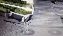 Bratislavský Diskopříběh: Pred parlamentom sa prechádzal nahý mladík s kuklou na hlave