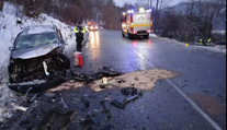 Ranná nehoda na Orave. Pri zrážke osobných áut sa zranili tri osoby