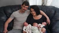 Šanca jedna k 200 miliónom: V Británii sa narodili identické trojčatá. Rodičia majú systém, aby si ich nepomýlili