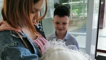 Školáčku (14) prepustili s bábätkom z nemocnice. Okrem priateľa (11) ich sprevádzali aj mamy