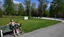 Aj jarné slnko môže poškodiť pokožku. Kedy sa začať chrániť pred UV žiarením?