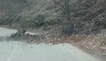 V Manínskej tiesňave vyhlásili pre padajúce skaly mimoriadnu situáciu. Obhliadka terénu odhalila aj ďalšiu hrozbu